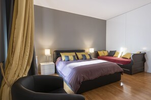 Luxury Apartment | Bathroom | Shower, free toiletries, hair dryer, towels