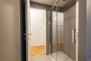 Luxury Apartment | Bathroom | Shower, free toiletries, hair dryer, towels - Ponte Vecchio Luxury Suite by Mmega (Florence)