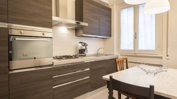 Apartamento superluxo | Cozinha privada | Geladeira, fogão, cooktop, lava-louças