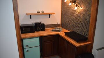 Réfrigérateur, micro-ondes, plaque de cuisson, cafetiÚre/bouilloire