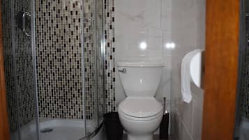 Douche, serviettes fournies, savon, shampoing