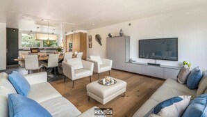 Télévision, chaîne hi-fi, espaces bureaux