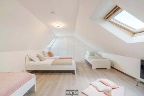 4 bedrooms, desk, travel cot, WiFi