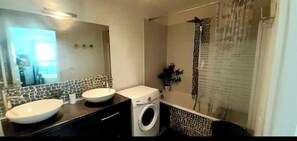 Bathtub - Air-conditioned single-storey pool villa (Pia)