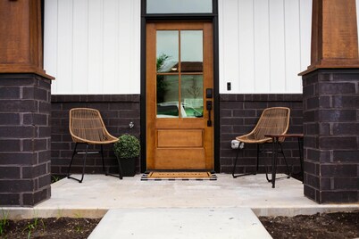 BEAUTIFUL NEW HOME! IN THE MOUNTAINS YET MINUTES TO DOLLYWOOD AND DOWNTOWN