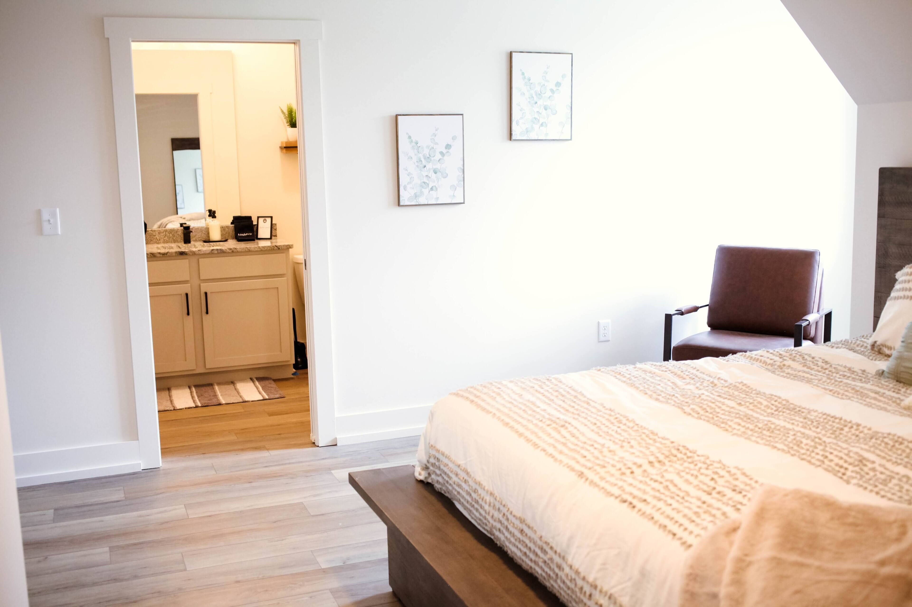 3 slaapkamers, een strijkplank/strijkijzer, reisbedje, gratis wifi