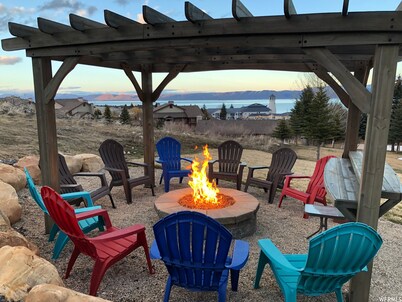 Loving Life @ the Lake at Harbor Village! 8 bdrm sleeps 30! Firepit Ping Pong!