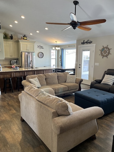 Loving Life @ the Lake at Harbor Village! 8 bdrm sleeps 30! Firepit Ping Pong!