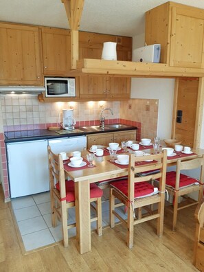 Fridge, microwave, dishwasher, coffee/tea maker