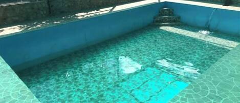 Piscina all'aperto, una piscina riscaldata