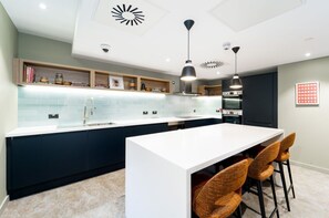 Shared kitchen - Central Belfast Apartments: Student Accommodation (Belfast)