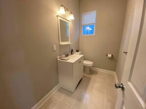 Combined shower/bathtub, hair dryer, towels