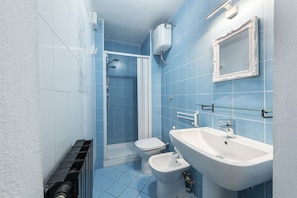 Comfort Apartment | Bathroom | Shower, free toiletries, hair dryer, bidet