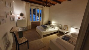 5 chambres, fer et planche à repasser, draps fournis