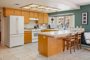 ثلاجة، ميكروويف، موقد طهي مسطح، غسالة أطباق