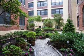 Property grounds - 2BR Apartment w Gym, Garden, Target Next door (Philadelphia)