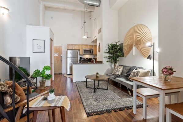 TV - 2BR Apartment w Gym, Garden, Target Next door (Philadelphia)