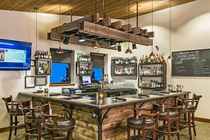 Bar (on property) - The Lookout (#406) | 10 min to Ski, Golf, AC/Pool/Hot Tub - High Ceilings (Durango)