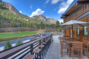 Outdoor dining - The Lookout (#406) | 10 min to Ski, Golf, AC/Pool/Hot Tub - High Ceilings (Durango)