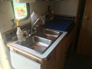 Een koelkast, een magnetron, een oven, een koffiezetapparaat/waterkoker