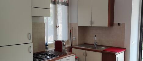 Frigorifero, forno, piano cottura, macchina per tè/caffè