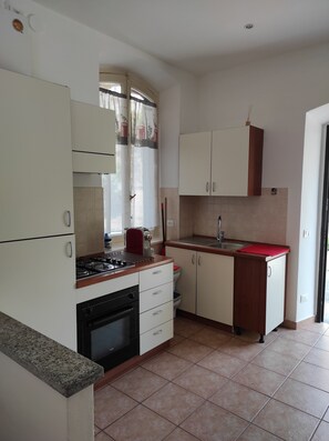 Kühlschrank, Ofen, Herdplatte, Wasserkocher mit Kaffee-/Teezubehör