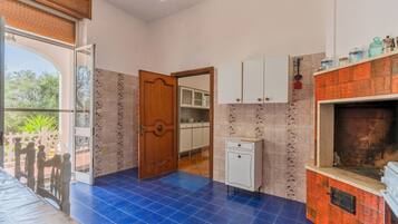 Frigorifero, forno, piano cottura, pentole/stoviglie/utensili