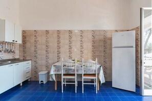 Kühlschrank, Ofen, Herdplatte, Kochgeschirr/Geschirr/Besteck