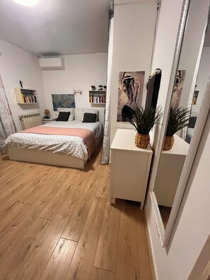 4 bedrooms, desk, travel cot, free WiFi - Villa with private pool - garden - family vacations near the sea (La Garde)
