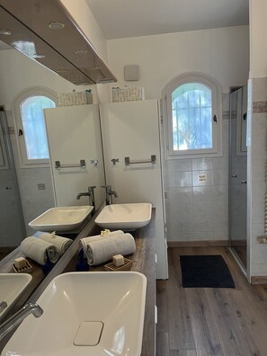 Bathtub, hair dryer, towels, toilet paper - Villa with private pool - garden - family vacations near the sea (La Garde)
