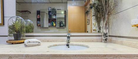 Duschwanne, Haartrockner, Bidet, Handtücher