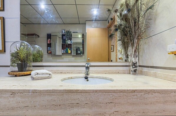 Duschwanne, Haartrockner, Bidet, Handtücher