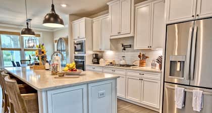 Coastal Club * 3 BR Luxury Villa Townhouse, 2.5 BA Sleeps 8 *