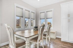 Dining - 🏖️Stunning Gulf Views-Steps to Beach-Pet Friendly-3BR Nonni n' Poppy's (Navarre)