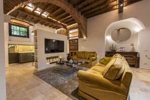 Deluxe Apartment | Living area | Flat-screen TV - La Bottega del Ferro by Mmega (Florence)