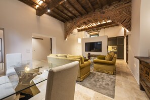 Deluxe-Apartment | Wohnbereich | Flachbildfernseher