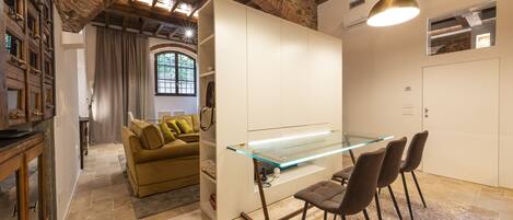 Deluxe-Apartment | Wohnbereich | Flachbildfernseher