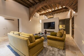 Deluxe-Apartment | Wohnbereich | Flachbildfernseher