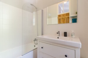 Bruser, hårtørrer, håndklæder, Toiletpapir