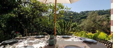 تناول الطعام بالخارج