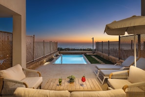 Junior Suite with Private Pool | Caja de seguridad en la habitación y escritorio