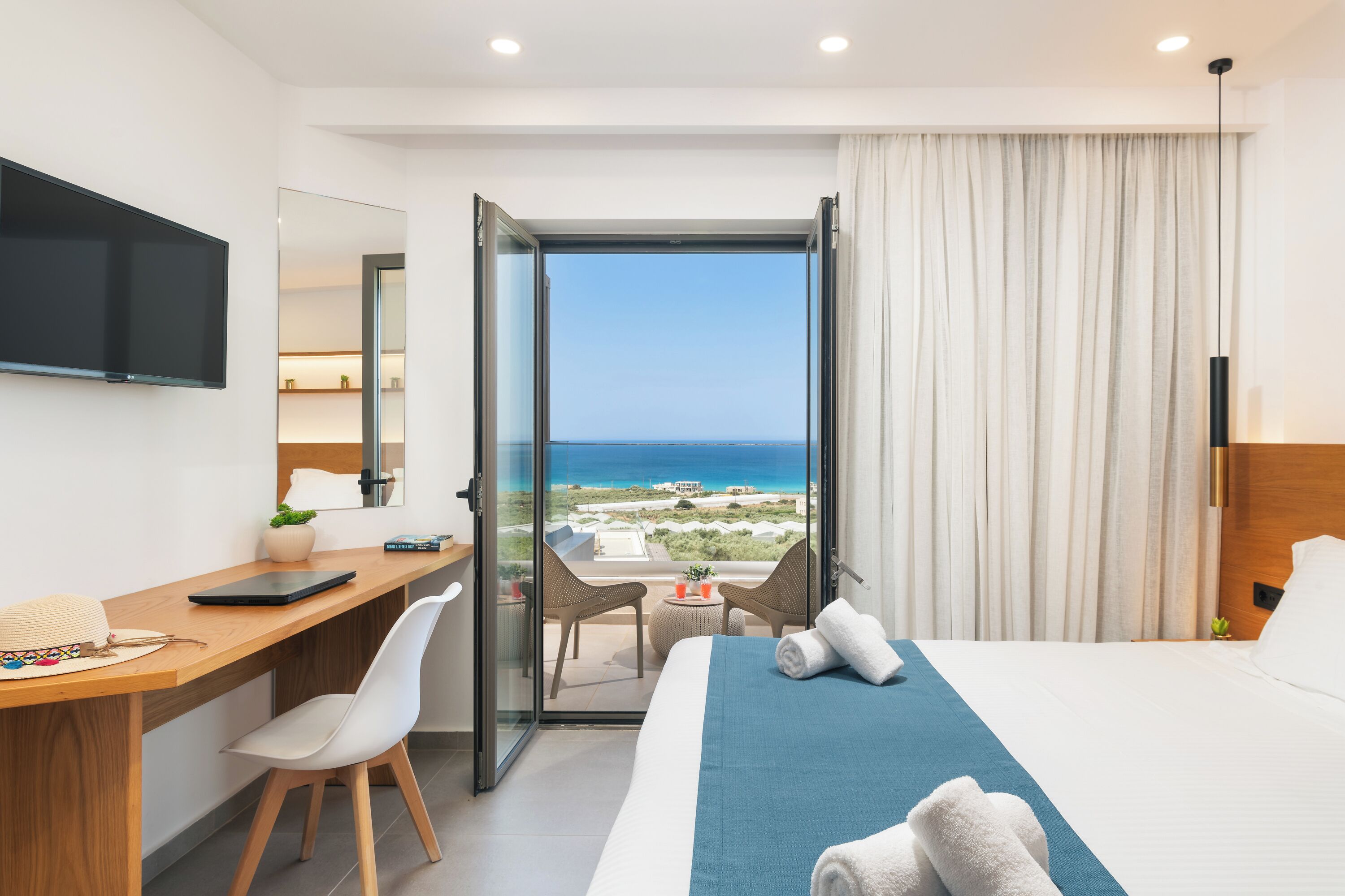 High Floor Double Room with Sea View | 客房內保險箱、書桌、筆電工作空間、遮光布/窗簾