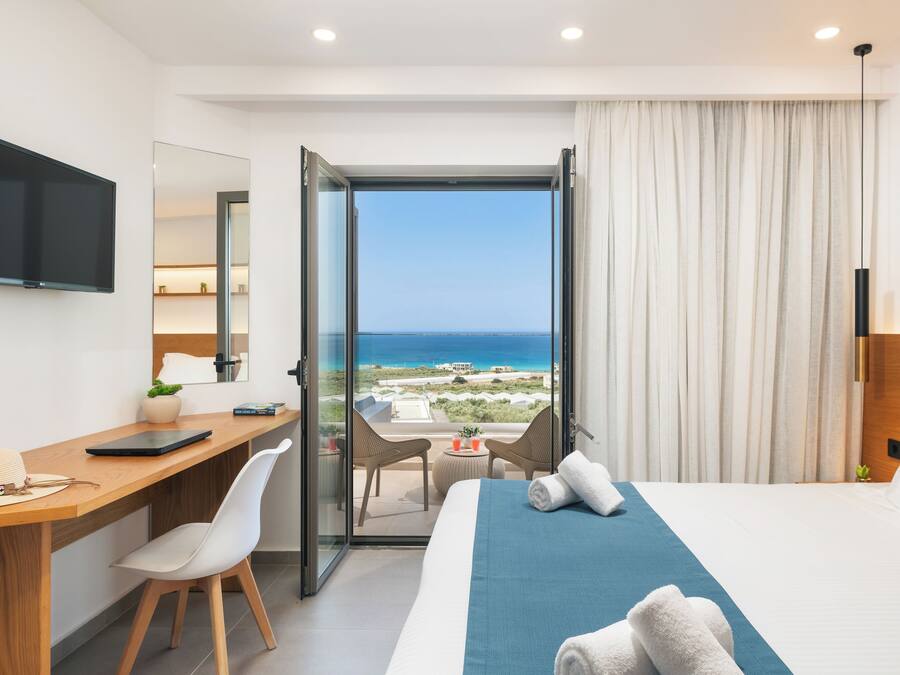 High Floor Double Room with Sea View | In-room safe, desk, laptop workspace, blackout drapes