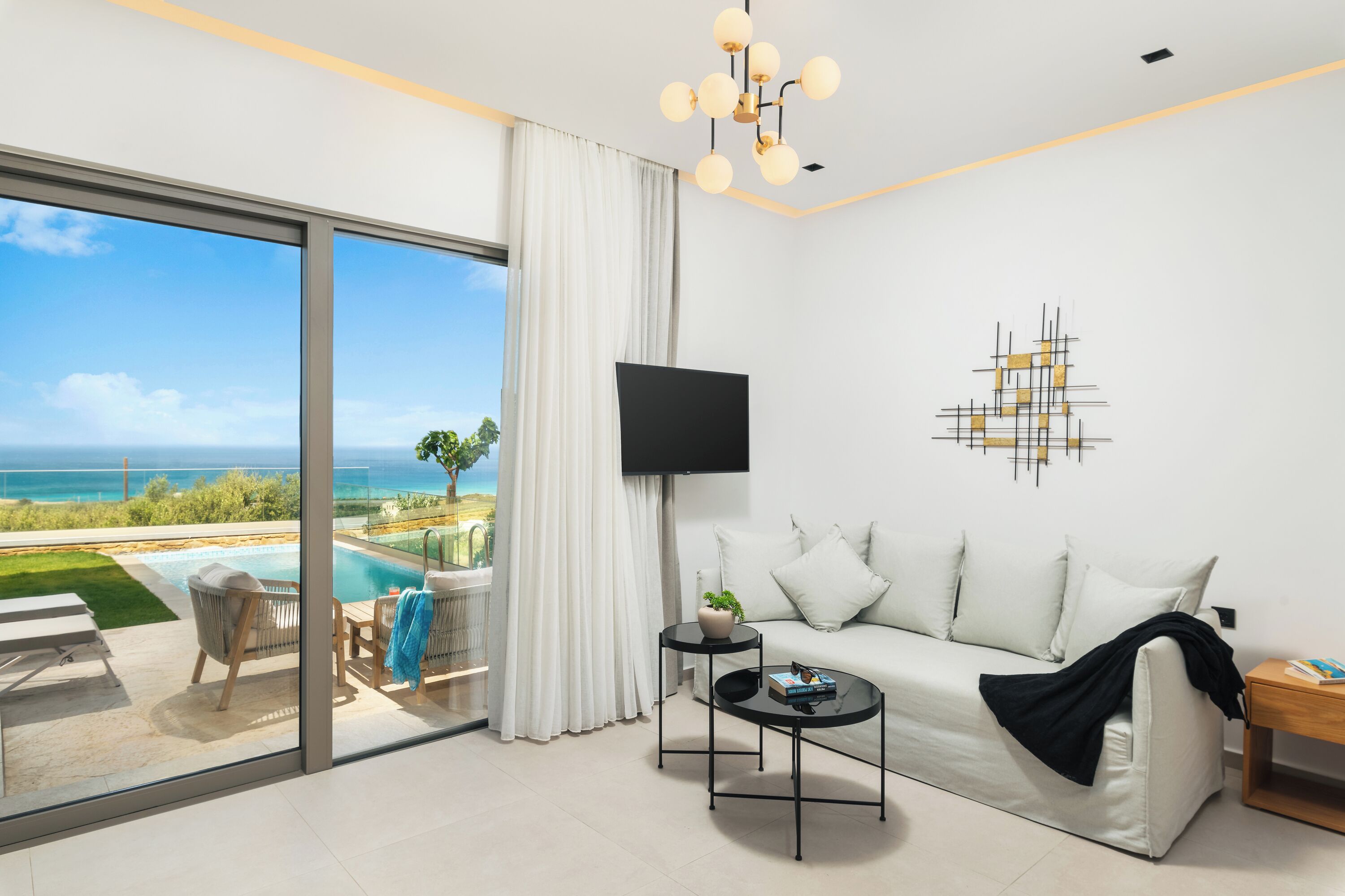 Suite with Private Pool | Caja fuerte, escritorio, espacio para trabajar con un portátil