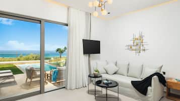 Suite with Private Pool | Caja fuerte, escritorio, espacio para trabajar con un portátil