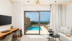 Uma sala de estar moderna com piscina, sofá, televisão e área de refeições.