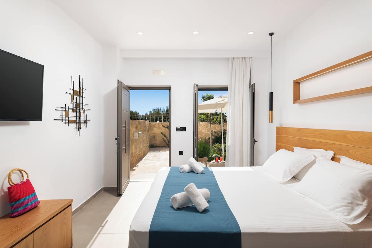 Standard Double or Twin Room, Street View | 1 bedroom, in-room safe, desk, laptop workspace