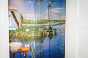 Douche, sèche-cheveux, serviettes fournies, papier toilette