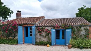A two-story house with blue shutters, a tiled roof, and a gravel driveway. - Calme en Vendée Près de Tout, Idéales Vacances ! (La Garnache)