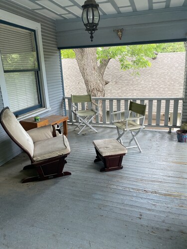 Right next to all the bars and all the great restaurants of Bishop Arts District